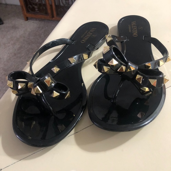 black valentino flip flops